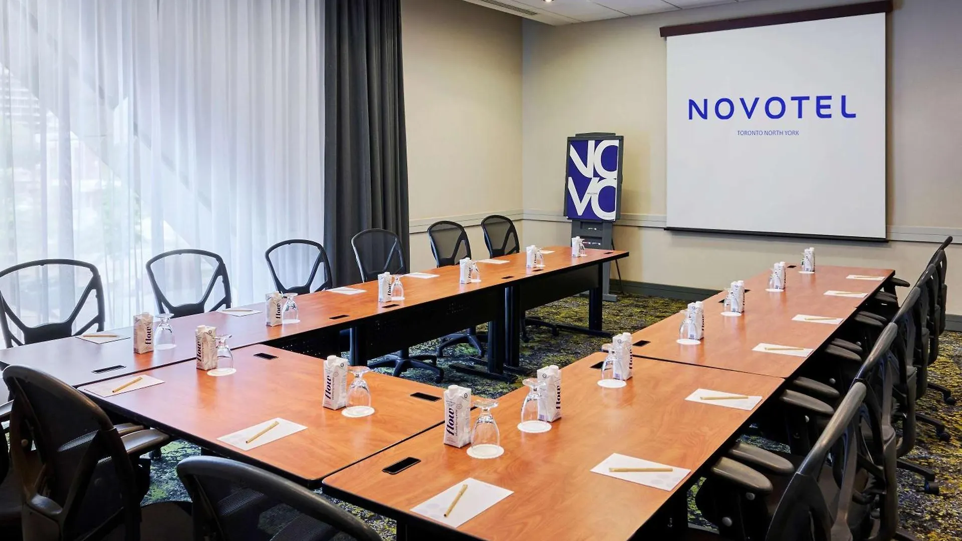 מלון Novotel Toronto North York
