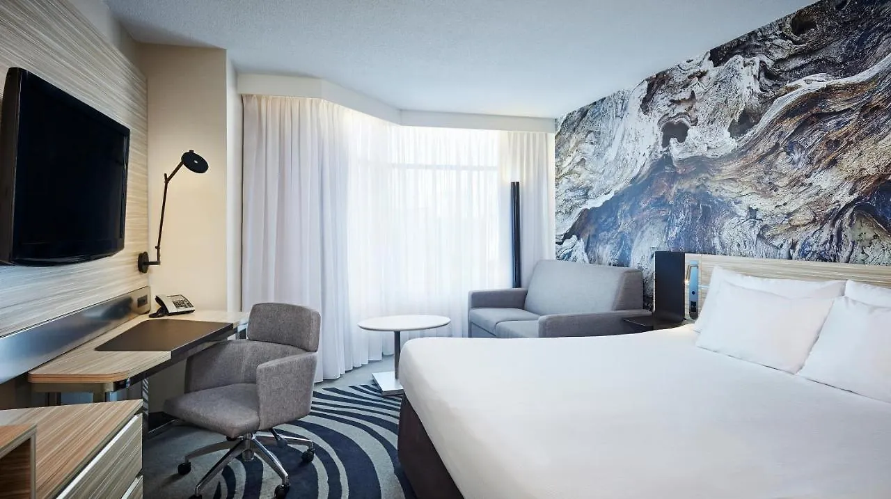 Novotel Toronto North York 3*,